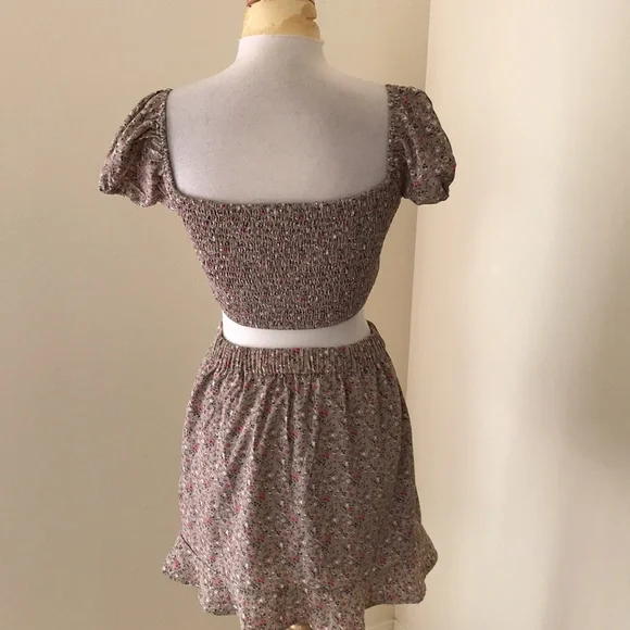 Mable medium floral crop off shoulder top and skirt set. - Picture 4 of 11